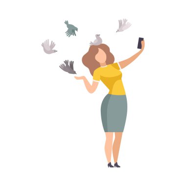 Park 'ta Kuşları Besleyen Genç Kadın ve Akıllı Telefon Vektör İllüstrasyonuyla Selfie Çekiyor