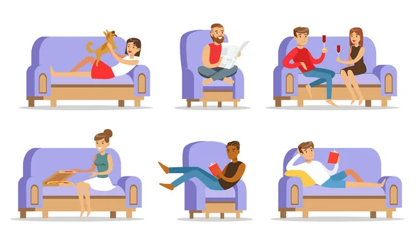 Folk kopplar av hemma på soffan. Vektorillustration. — Stock vektor