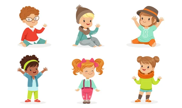 Conjunto de bastante niños pequeños en colorido desgaste en movimiento vector ilustración set dibujos animados carácter — Vector de stock