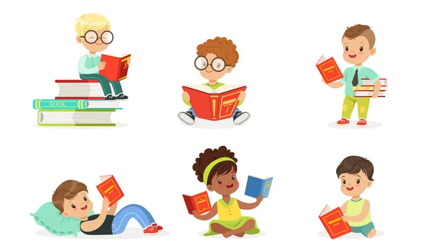 As crianças lêem muitos livros. Conjunto de ilustrações vetoriais . — Vetor de Stock