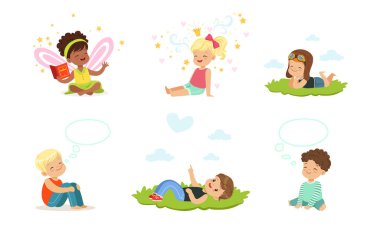 Çocuklar kitap okur ve hayal kurarlar. Vektör çizimleri kümesi.