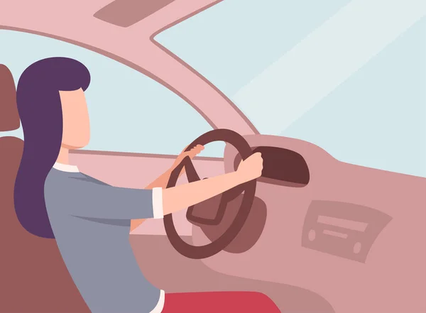 Brünette Frau am Steuer eines Autos, Seitenansicht von innen, weibliche Fahrerfigur hält Hände auf einem Lenkradvektor Illustration — Stockvektor