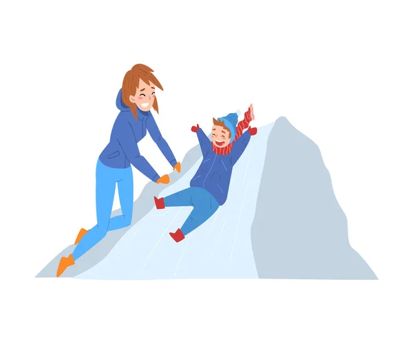 Cute Boy Riding na Ice Hill, zimowe zajęcia na świeżym powietrzu, uśmiechnięta mama stojąca obok niego wektor ilustracji — Wektor stockowy