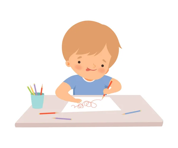 Băiat așezat la birou și desen imagine cu creioane, drăguț tânăr artist personaj de desene animate, copii hobby creativ ilustrație vector — Vector de stoc