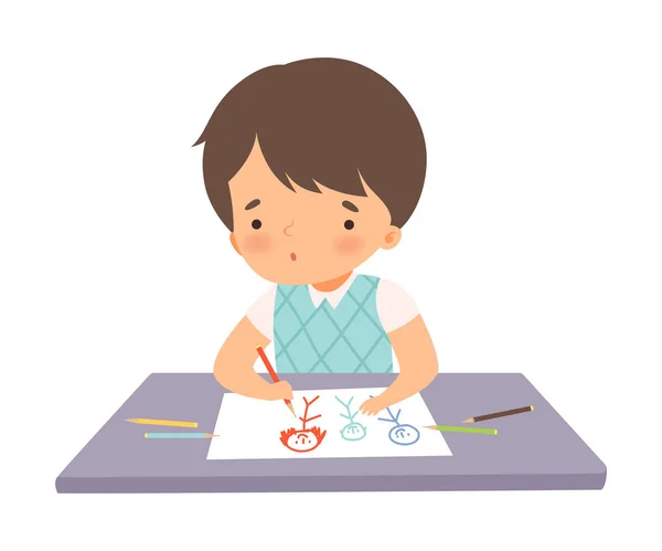 Garçon mignon assis au bureau et dessin avec des crayons colorés, Adorable jeune artiste personnage de bande dessinée, Enfants Illustration vectorielle passe-temps créative — Image vectorielle