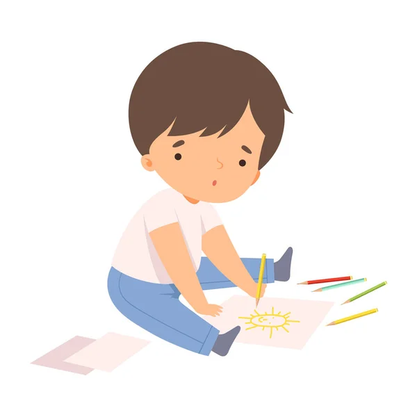 Garçon mignon assis sur le sol et dessin soleil avec crayon, Adorable jeune artiste personnage de bande dessinée, Enfants Illustration vectorielle passe-temps créative — Image vectorielle