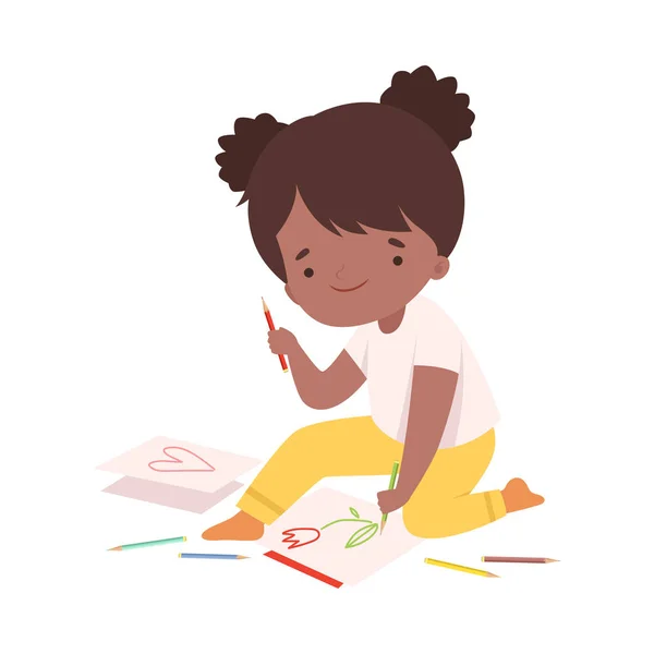 Mignon afro-américaine fille assise sur le sol et dessin image avec des crayons, Adorable jeune artiste personnage de bande dessinée, Enfants Creative Hobby Vector Illustration — Image vectorielle