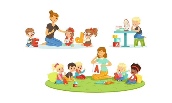 Řečnický terapeut pracující s dětmi, učitel vysvětlující abecedu dětem, chlapci a dívky hrající a studující ve školce nebo školní vektorové ilustrace — Stockový vektor