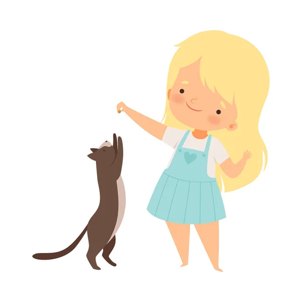 Κοριτσάκι Παίζοντας με την γάτα Pet της κρατώντας κάτι στο χέρι επάνω στην εικονογράφηση διάνυσμα αέρα — Διανυσματικό Αρχείο