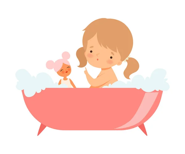 Маленькая девочка сидит в ванной и играет со своей кукольной векторной иллюстрацией — стоковый вектор
