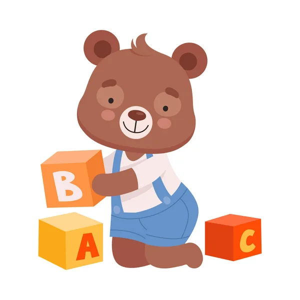 床に座り、アルファベットのキューブを演奏する遊具を身に着けている陽気なクマのキャラクターベクトルイラスト — ストックベクタ