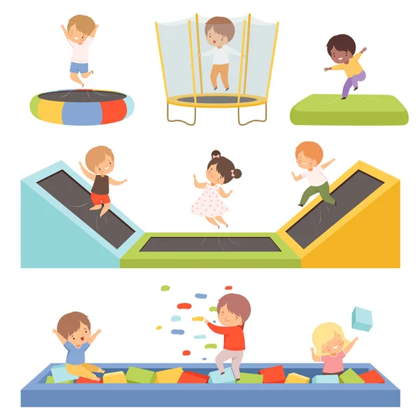 Lindos niños pequeños y niñas rebotando en los trampolines y jugando en una piscina con colección de cubos, Happy Kid Trampolining y divertirse en el patio de recreo, Niños activos Ocio Vector Ilustración — Archivo Imágenes Vectoriales