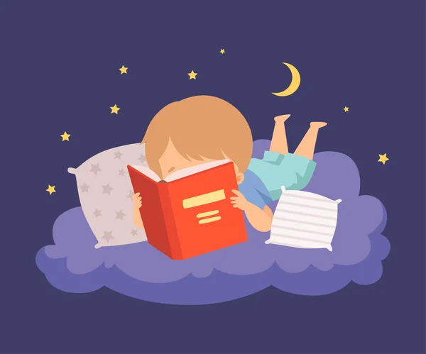 Aranyos fiú feküdt a felhőn éjjel, és olvasás egy esti történet vektor illusztráció — Stock Vector