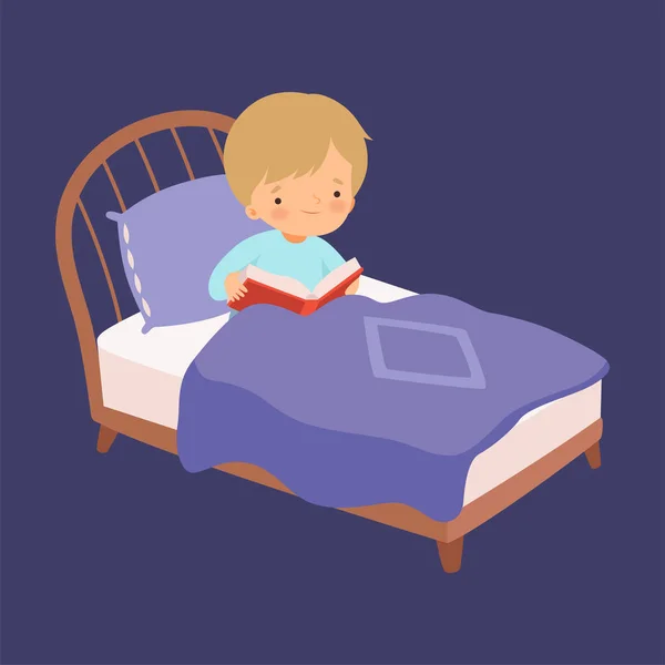 Lindo chico leyendo un cuento para dormir en la cama por la noche Vector Illustration — Vector de stock