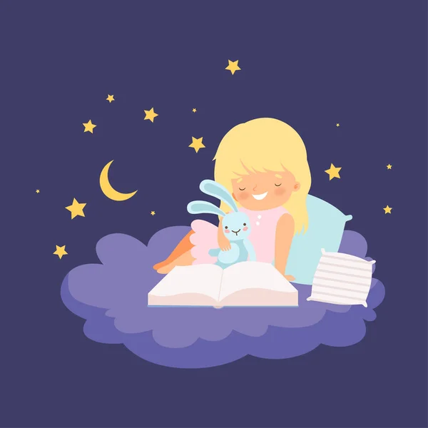 Petite fille blonde mignonne assise sur un nuage la nuit et lisant un livre Illustration vectorielle — Image vectorielle