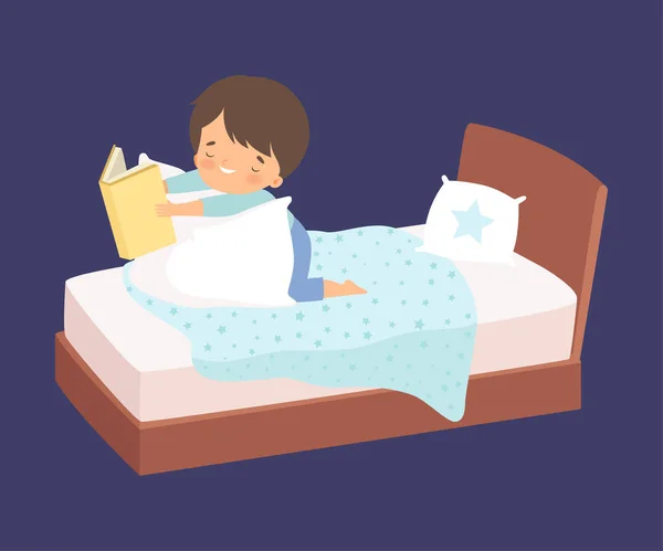 Lindo niño leyendo un cuento a la hora de acostarse en la cama por la noche Vector Illustration — Archivo Imágenes Vectoriales
