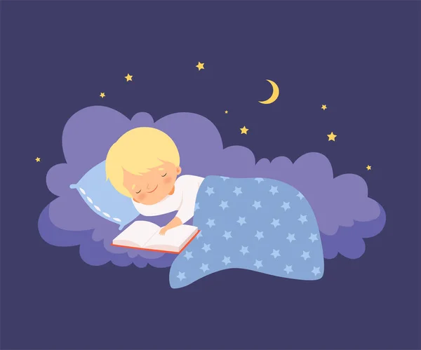 Lindo niño durmiendo en una nube debajo de la manta con ilustración vectorial de libro abierto — Archivo Imágenes Vectoriales