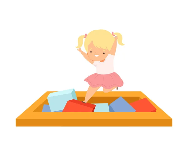 Petite fille blonde mignonne jouant dans une piscine avec des cubes colorés doux, Illustration vectorielle de loisirs pour enfants actifs — Image vectorielle