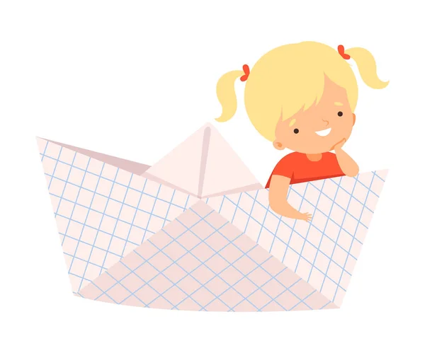 Linda sonriente niña rubia navegando en un barco de papel Vector Ilustración — Vector de stock