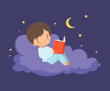 Sevimli Küçük Çocuk Gece Gökyüzünde Bulutun Üzerinde Uzanıyor ve Kitap Vektörü İllüzyonu Okuyor