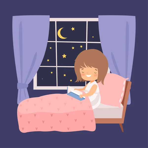Linda niña sonriente leyendo un libro en la cama por la noche delante de la ventana Vector Illustration — Vector de stock