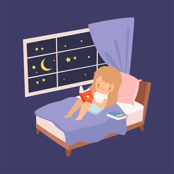 Linda niña sentada en la cama frente a la ventana y leyendo un libro por la noche Vector Illustration — Vector de stock