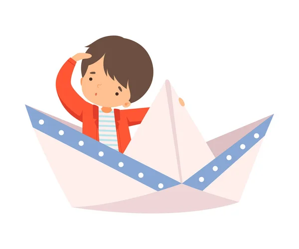 Симпатичный маленький мальчик, сидящий на бумажной лодке, смотрит вдаль — стоковый вектор