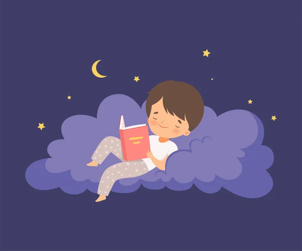 Menino bonito deitado em uma nuvem no céu noturno e lendo uma história para dormir ilustração vetorial — Vetor de Stock