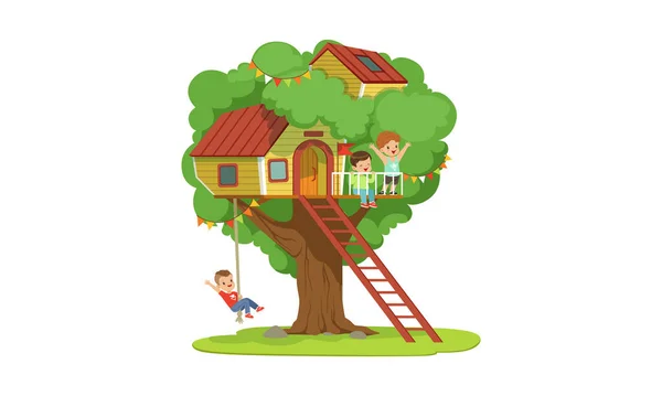Casa de árvore para crianças, meninos brincando e se divertindo na casa da árvore, parque infantil com balanço e escada Vector Ilustração — Vetor de Stock