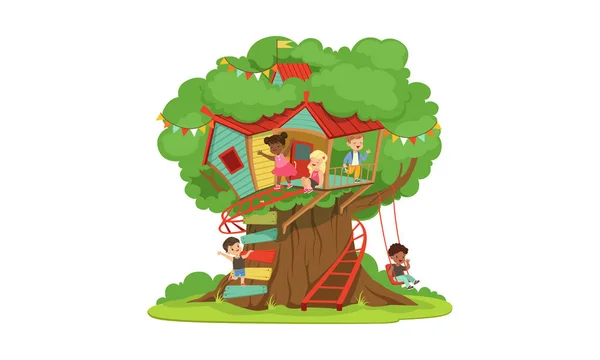 Casa de árvore para crianças, meninos e meninas bonitos felizes brincando e se divertindo na casa da árvore, parque infantil com balanço e escada Vector Ilustração — Vetor de Stock