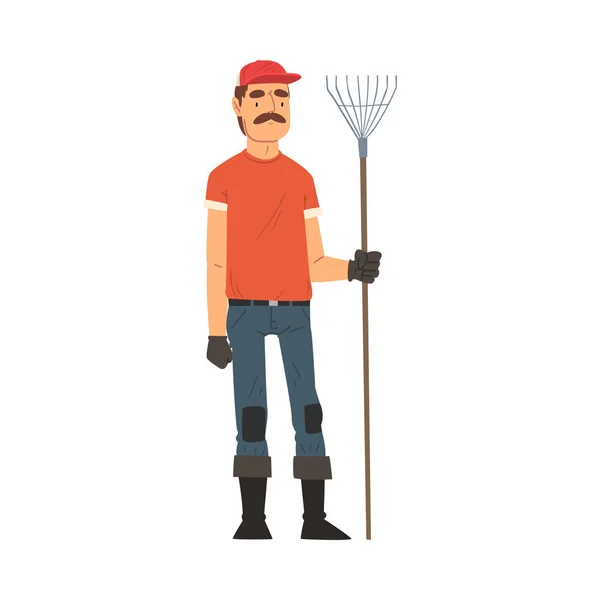 Man Gardener Standing with Rake, Mężczyzna Rolnik Postać Praca w ogrodzie lub Farm Vector Ilustracja — Wektor stockowy