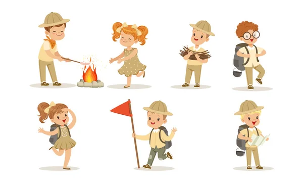 Collection de scouts pour enfants Camping, garçons et filles mignons marchant avec du matériel de randonnée Illustration vectorielle sur fond blanc — Image vectorielle