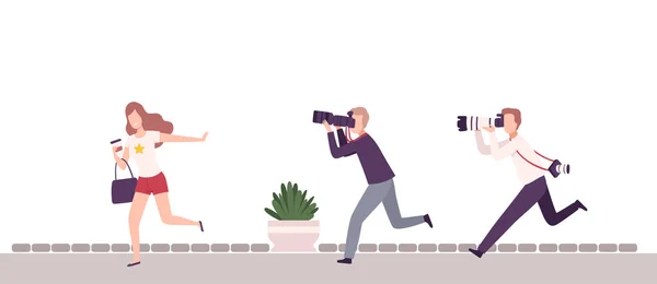Paparazzi com câmeras seguindo celebridade, bela mulher elebridade fugindo de fotógrafos plana Vector Ilustração — Vetor de Stock