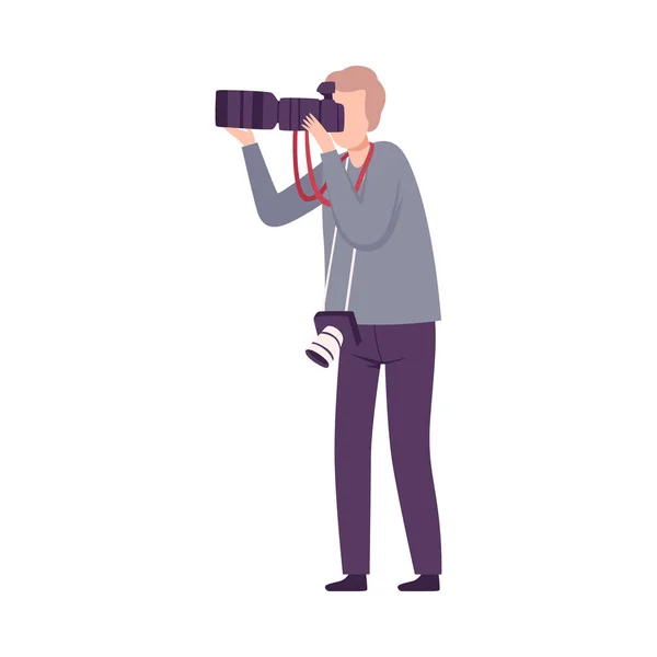 Photographe homme prenant des photos avec du matériel numérique, Paparazzi, journaliste ou correspondant de télévision Illustration vectorielle plate de caractère — Image vectorielle