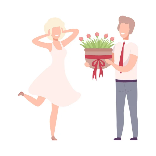 Pareja romántica enamorada, hombre regalando maceta con flores florecientes a la mujer rubia feliz Vector plano Ilustración — Archivo Imágenes Vectoriales