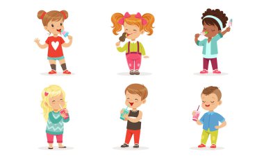 Tatlı Mutlu Erkek ve Kız Koleksiyonu Dondurma Yemenin ve Tatlı Kokteyller İçmenin keyfini çıkarıyor Beyaz Arkaplan Üzerine Kokteyl Çizimi