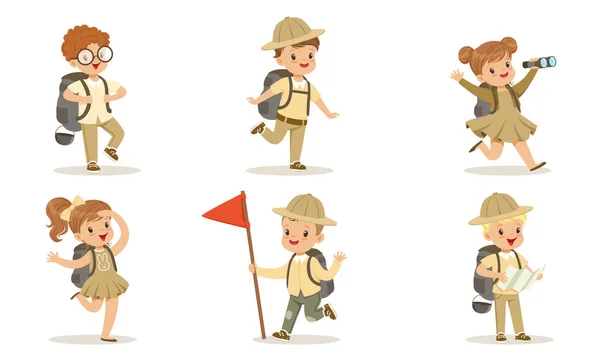 Collezione di simpatici bambini scout Camping, adorabili ragazzi e ragazze in uniforme con attrezzature per escursionismo Illustrazione vettoriale su sfondo bianco — Vettoriale Stock