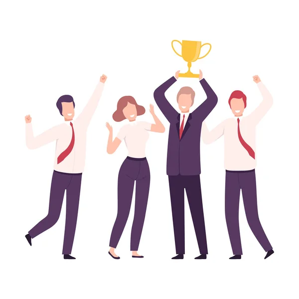Obchodní tým slaví vítězství s trofej pohár, Zaměstnanci postavy oblečené v obchodních oblecích stojící s rukama nahoru ploché vektorové ilustrace — Stockový vektor