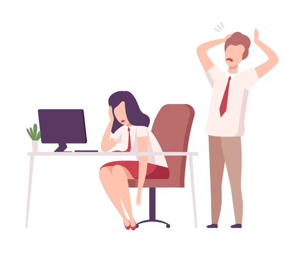 Businesswoman Duduk di Meja Bekerja di Komputer, Terkejut Young Man Berdiri di belakang-nya Melihat ke Computer Screen Flat Vector Illustration - Stok Vektor