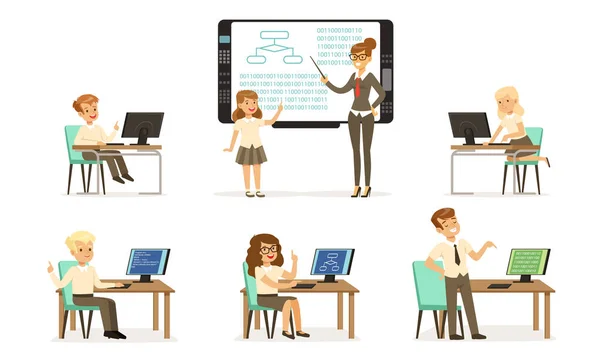 Школьные дети в сборе уроков информатики или программирования, студенты, работающие на компьютерах, женщины-учителя, стоящие рядом с доской и объясняющие уроки векторной иллюстрации — стоковый вектор
