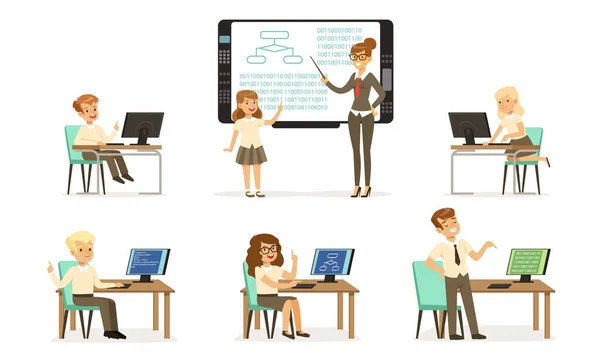 I bambini delle scuole di informatica o di programmazione Lesson Collection, studenti che lavorano su computer, insegnante donna in piedi accanto alla lavagna e spiegare lezione vettoriale Illustrazione — Vettoriale Stock