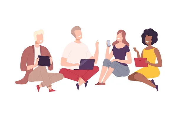 Люди с современными цифровыми гаджетами, мужчины и женщины сидят и общаются со смартфоном, планшетом, портативной плоской векторной иллюстрацией — стоковый вектор