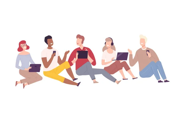 Gente Sonriente con Gadgets Digitales, Hombres y Mujeres Sentados y Comunicándose con Smartphone, Tableta, Laptop Flat Vector Illustration — Archivo Imágenes Vectoriales