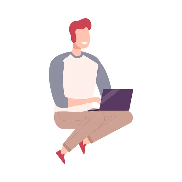Молодой человек с современным цифровым гаджетом, парень сидит на полу и общаться с помощью ноутбука плоский вектор иллюстрации — стоковый вектор