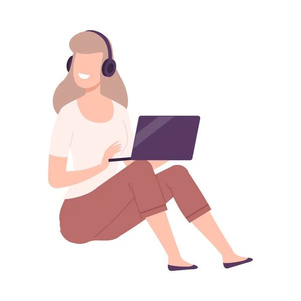 Mulher sorridente em fones de ouvido usando tablet, menina sentada no chão e comunicando pessoas plana Vector Ilustração — Vetor de Stock