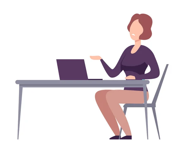 Geschäftsfrau sitzt am Schreibtisch, arbeitet am Computer und argumentiert mit flachen Vektor-Illustrationen — Stockvektor