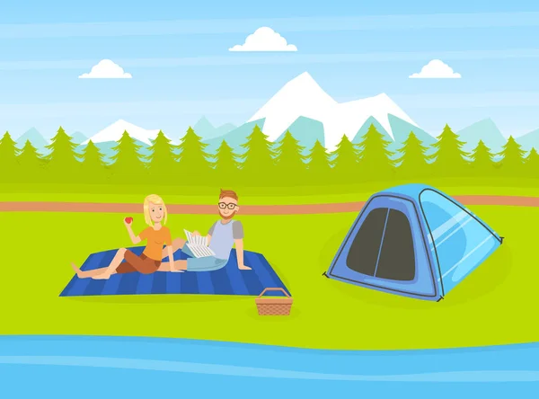 Namiot turystyczny na naturalnym krajobrazie z górami i lasem, Romantyczna para Posiadająca Camping Trip, Lato Przygody Ilustracja wektora — Wektor stockowy
