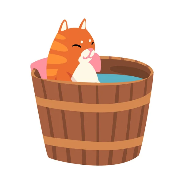 Красная кошка, принимающая японскую ванну с горячей водой, весёлое животное, наслаждающееся спа-процедурой на векторной иллюстрации деревянной бочки — стоковый вектор