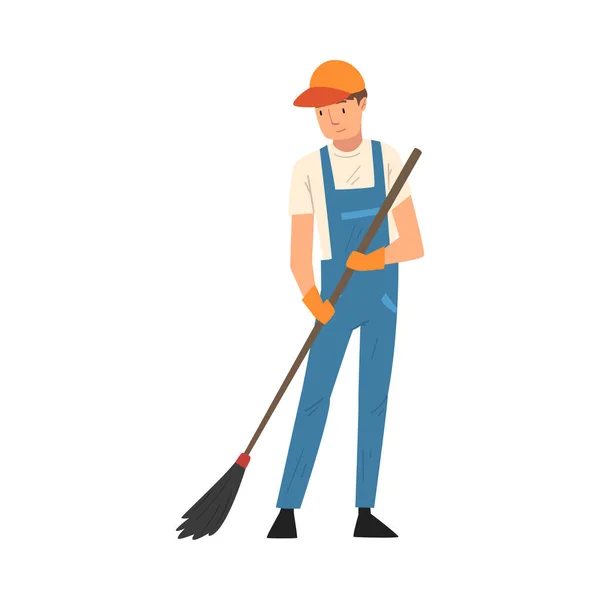 Profesjonalny sprzątacz zamiatający podłogę, męski bohater ubrany w niebieskie kombinezony, gumowe rękawiczki i czapkę, personel firmy sprzątającej Ilustracja wektora — Wektor stockowy