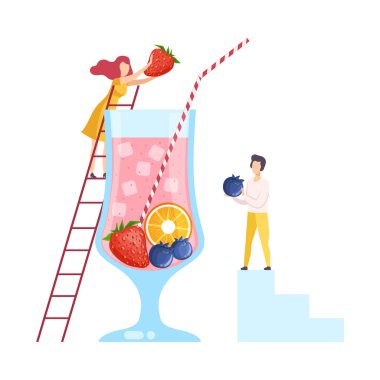 Kokteyl Yapan Küçük İnsanlar, Çilek ve Yabanmersini Kokan Genç Adam ve Kadın Pembe Meyve Suyu ve Kamışla Büyük Bardağa Koyan Soğuk Tatlı Yaz İçeceği Resimleri